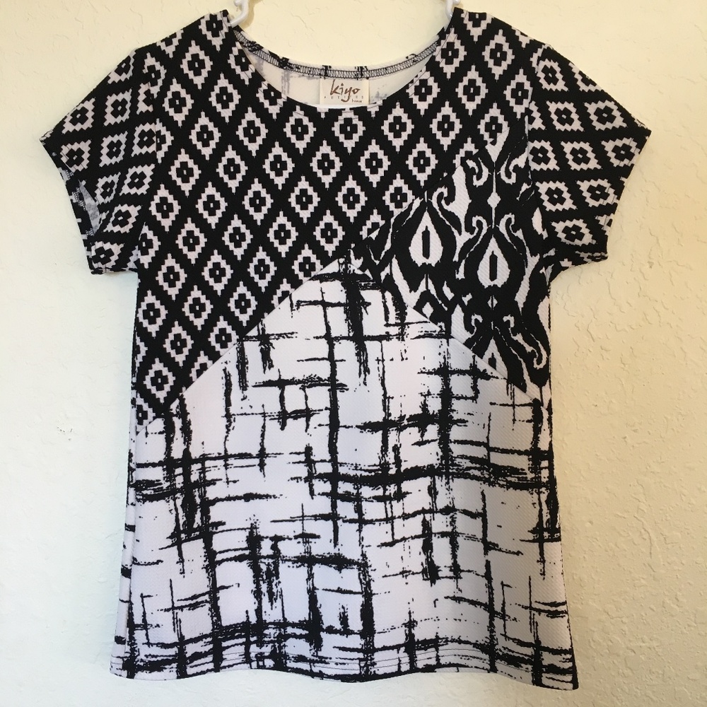 Kiyo petites Hawaii black and white geometric short sleeve top. Size PP.